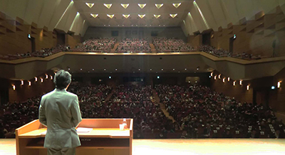 院長が学術講演（インプラント）時の様子